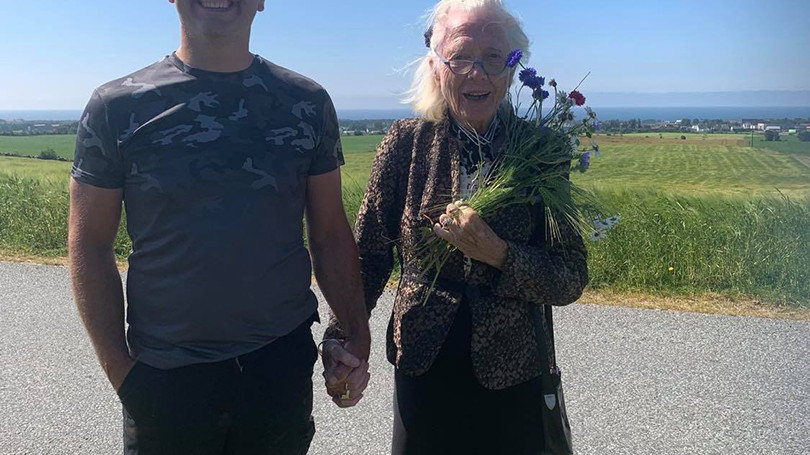 100 år Martha med blomster